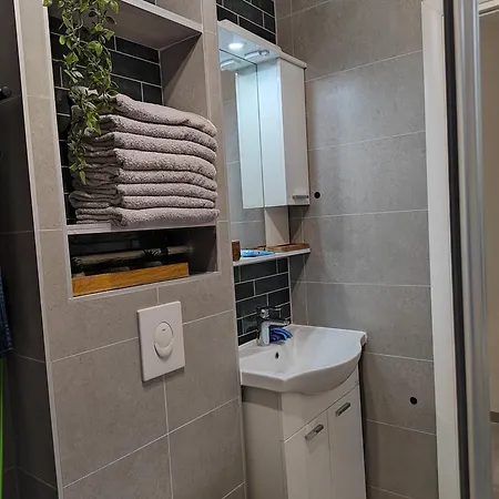 Globus Stan Apartman Pale